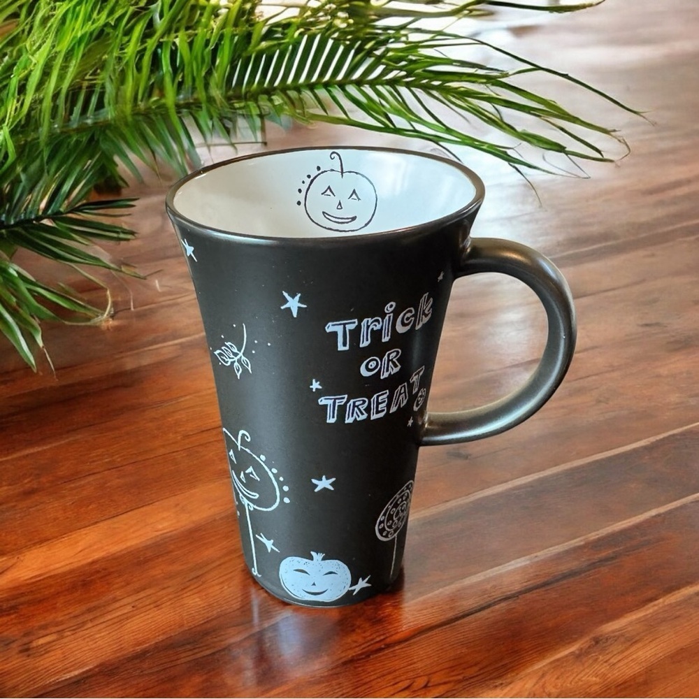 RARE 2007 Starbucks Trick or Treat Halloween Mug ā 14oz - Black & White